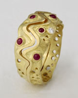 Large 'Clam shell ring' in 18K gold with small rubies and a diamond